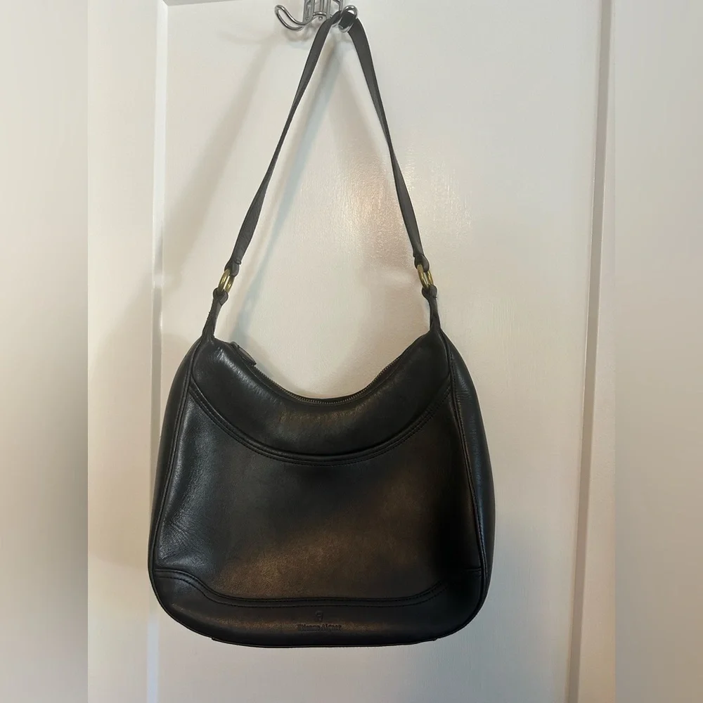 Black Leather Shoulder Bag - Classic Women's Hobo
